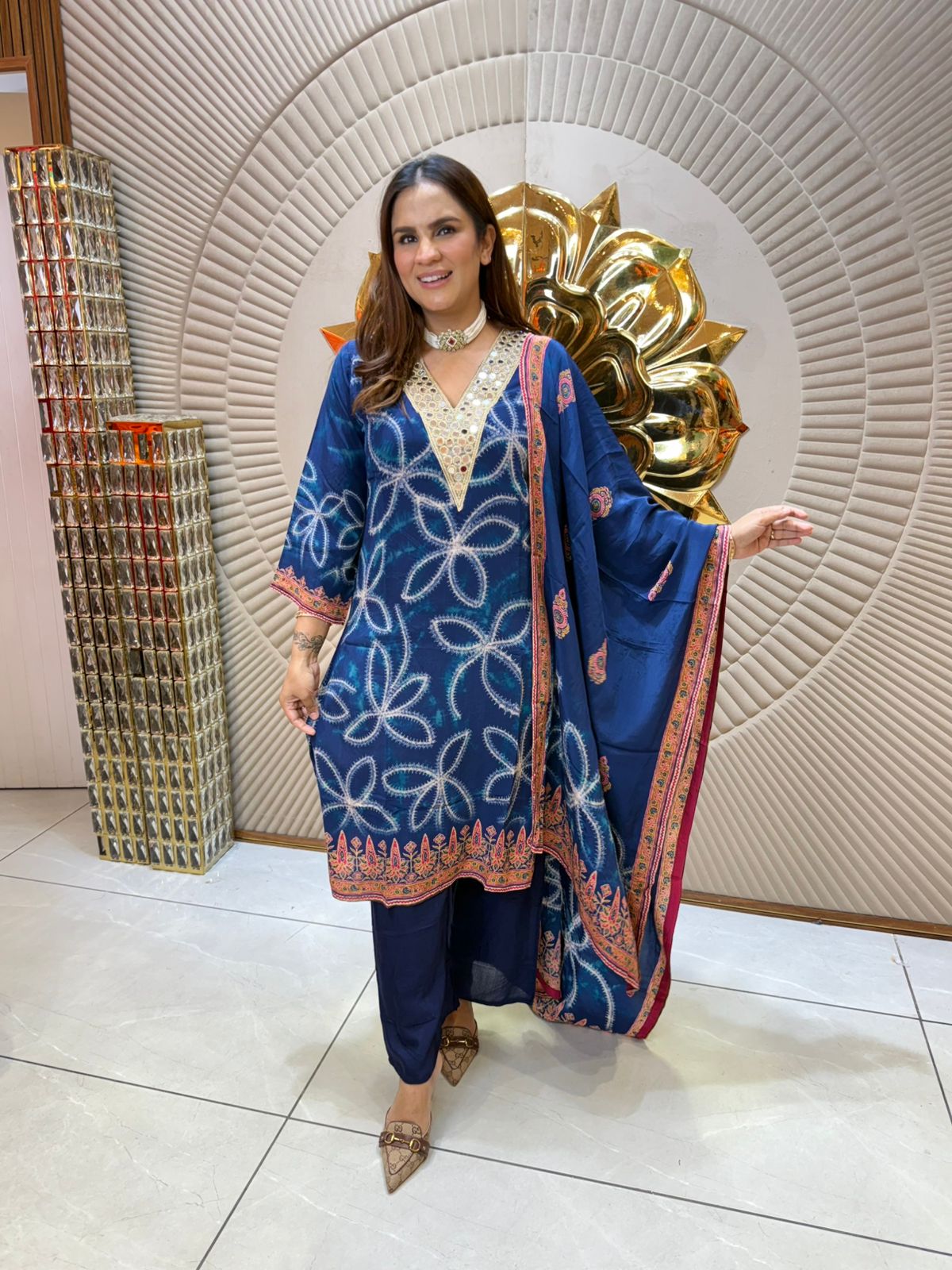 Elegant Traditional Attire Showcase PC1878