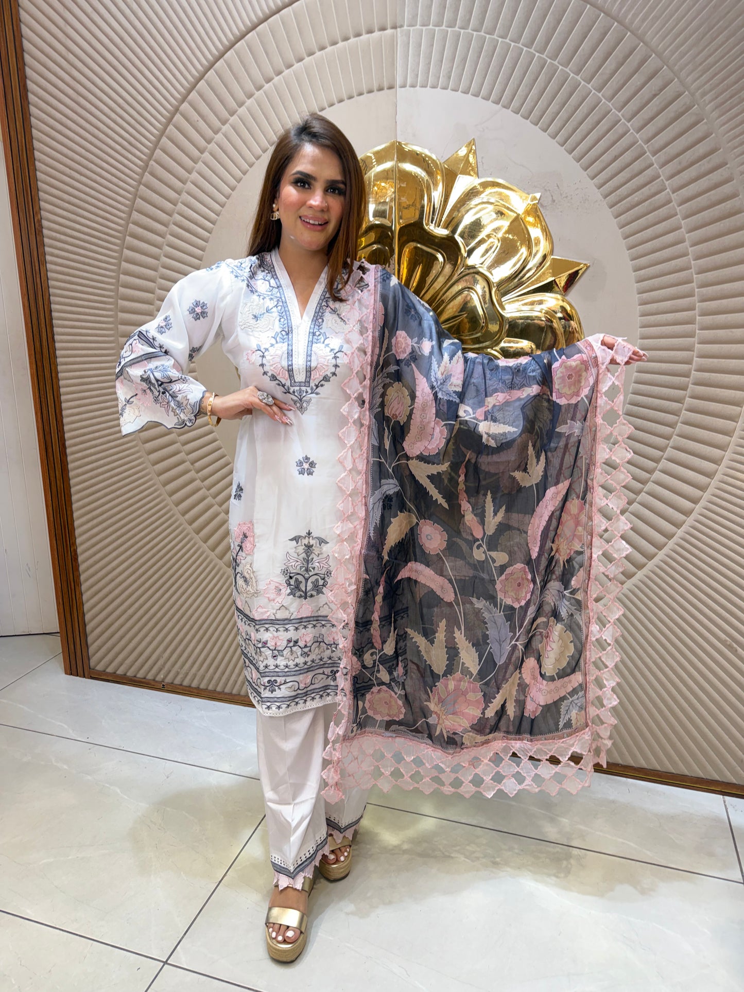 Beautiful elegent suit pc2600