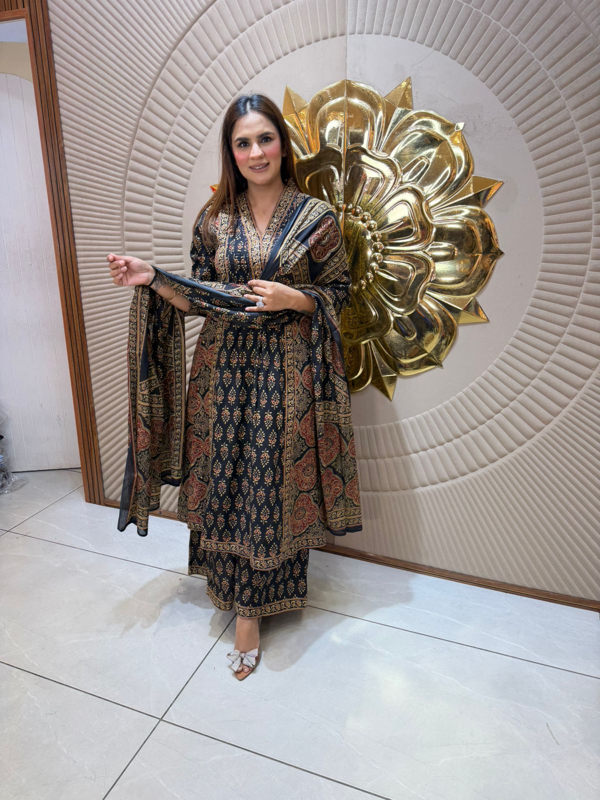 Beautiful elegant suit 2828