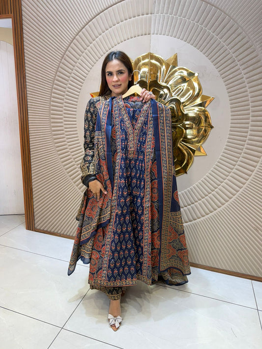 Beautiful elegant suit 2828