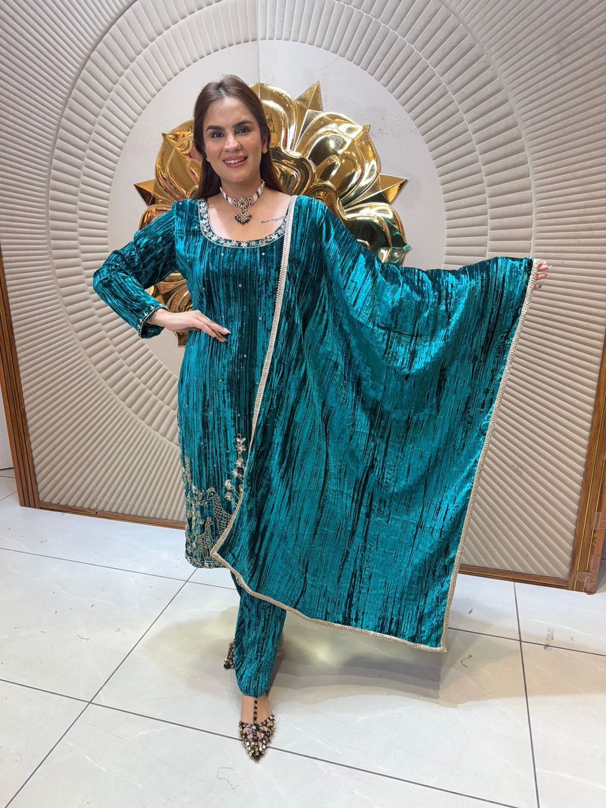 Beautiful elegant velvet suit pc2429