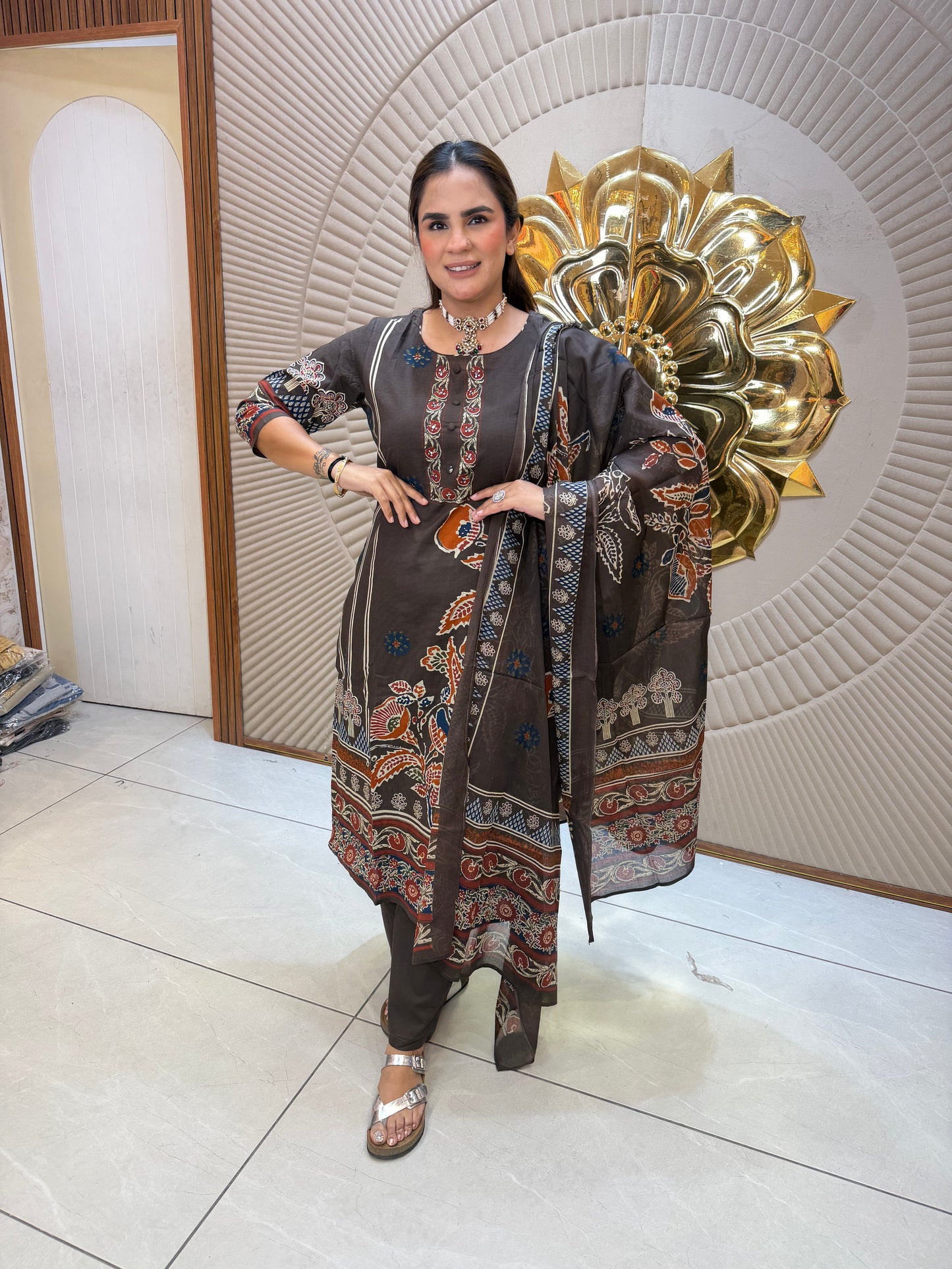Beautiful elegant partywear suit pc 2634