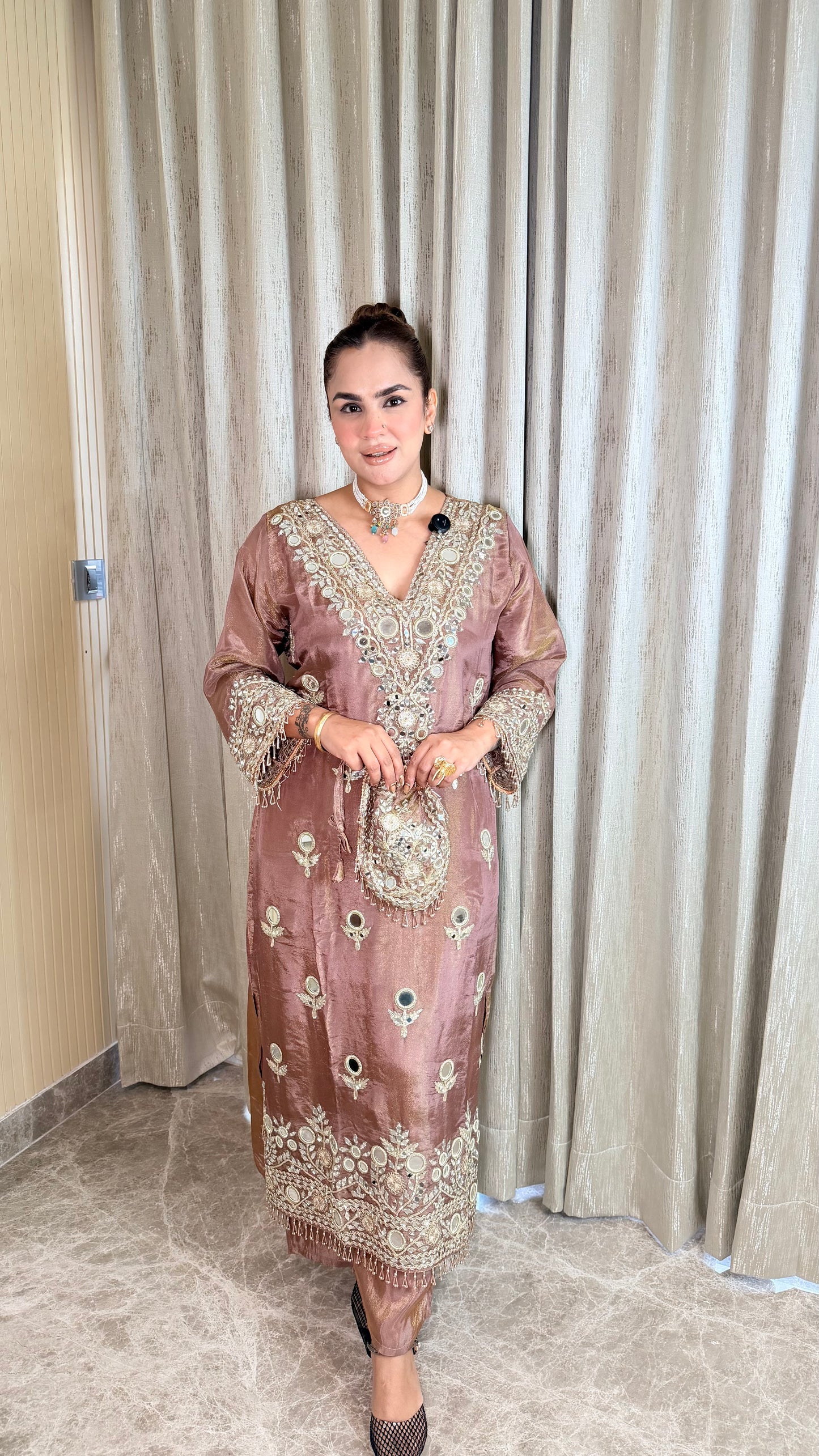 Beautiful Suit with luxurious silk-blend fabric PC33100