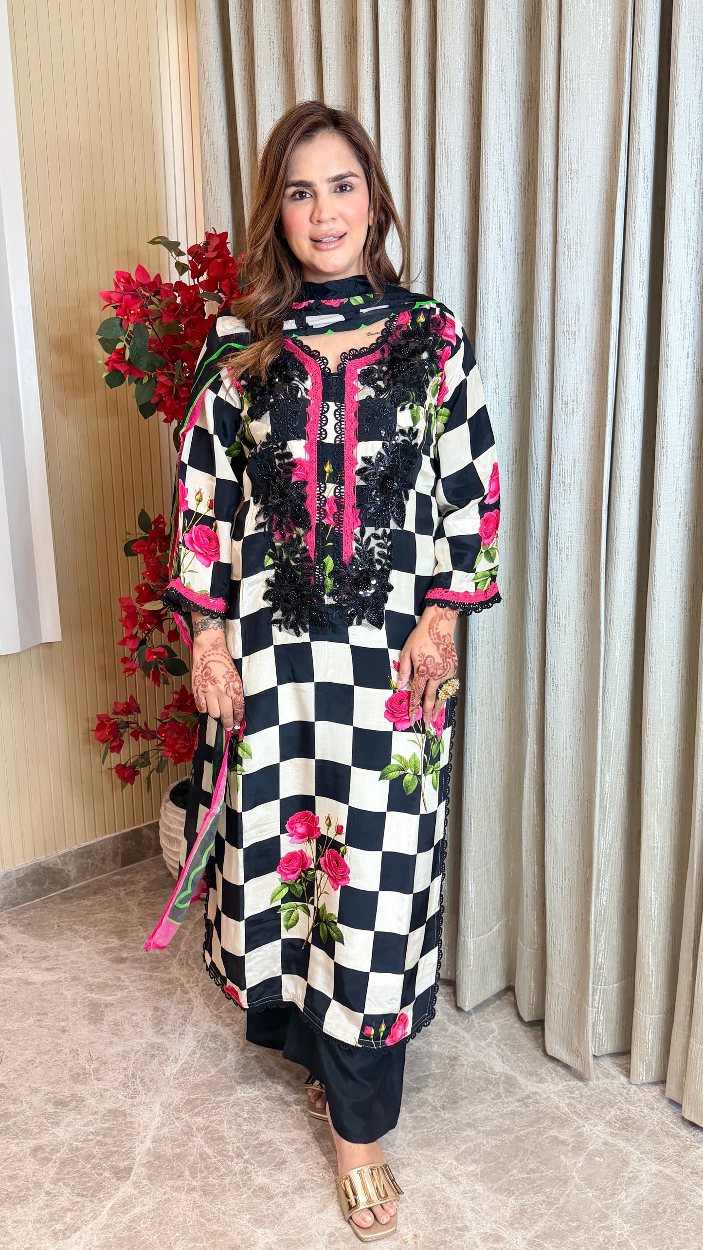 Beautiful black-and-white checkerboard and rose print style PC3532