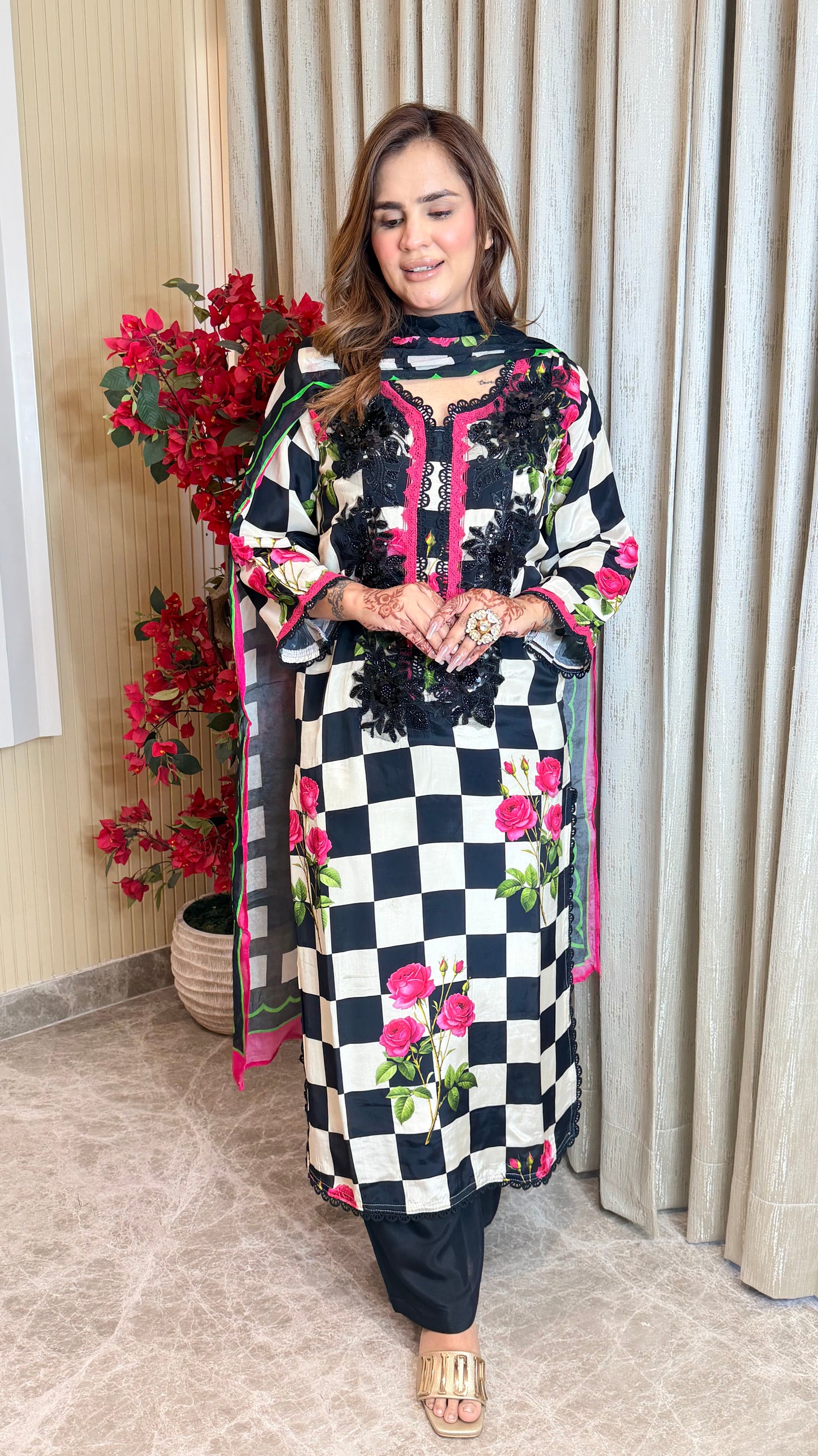 Beautiful black-and-white checkerboard and rose print style PC3532