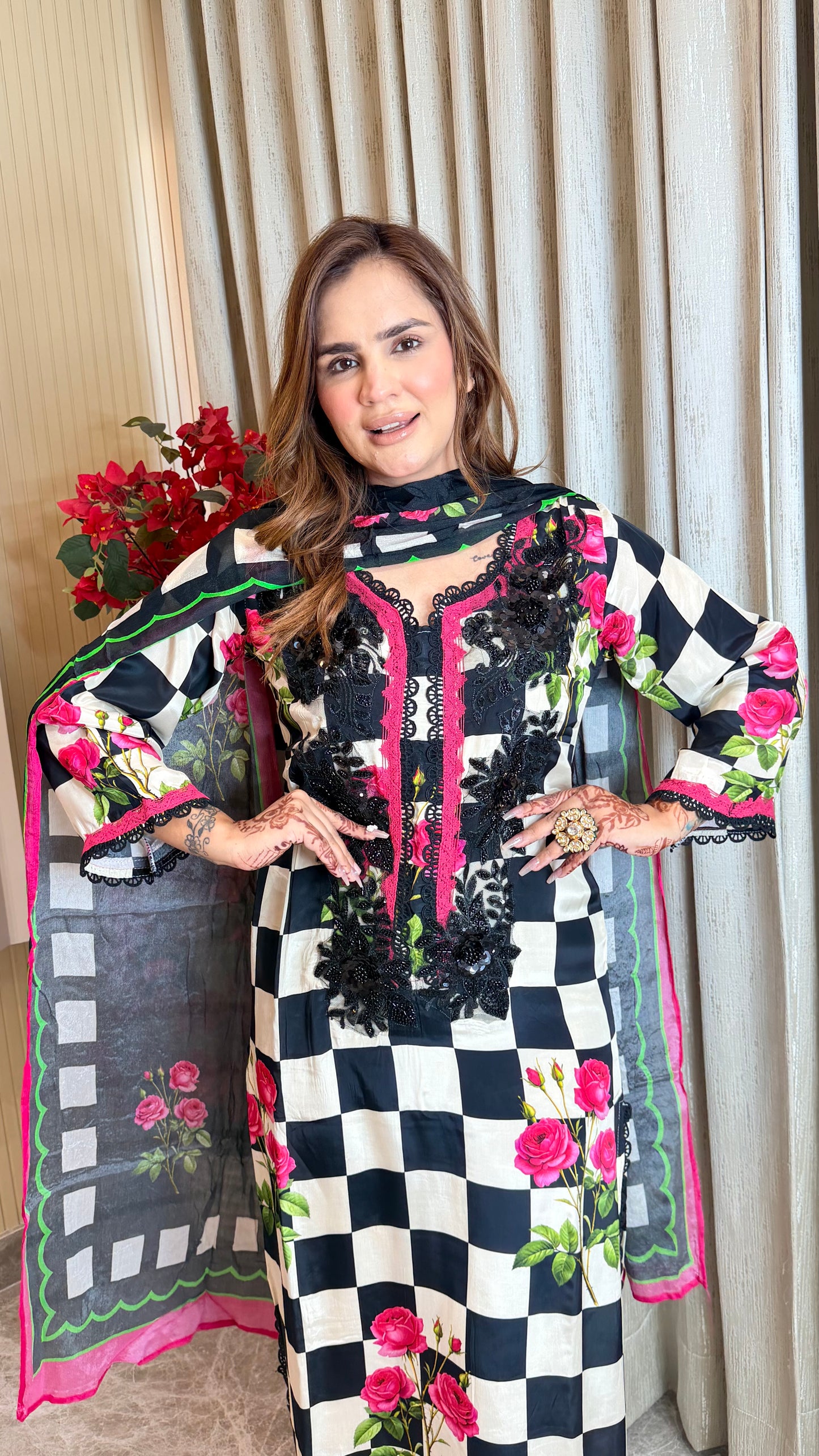 Beautiful black-and-white checkerboard and rose print style PC3532