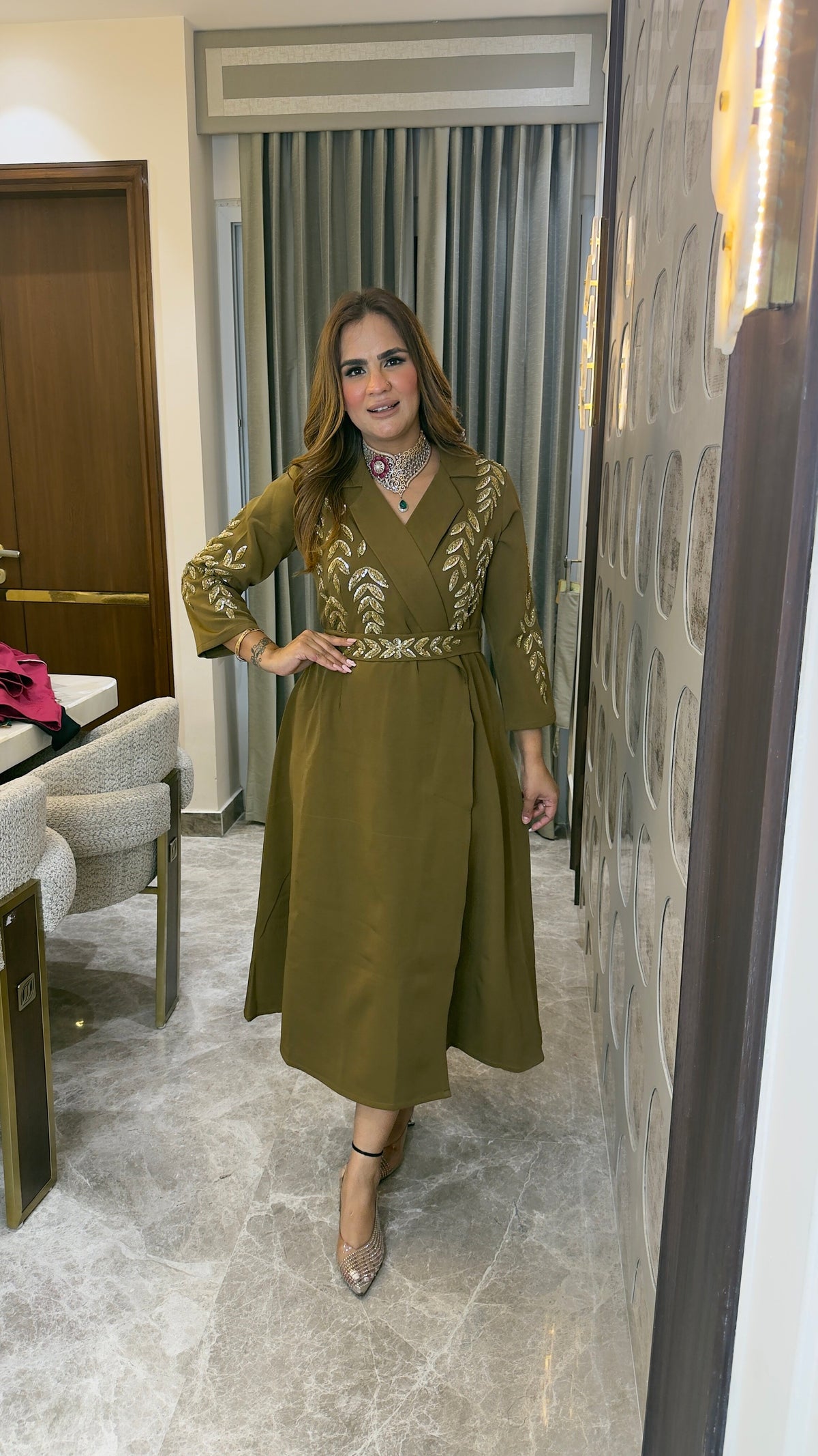 Beautiful lapel-collar midi dress with gold-toned leaf/floral embroidery pc3779