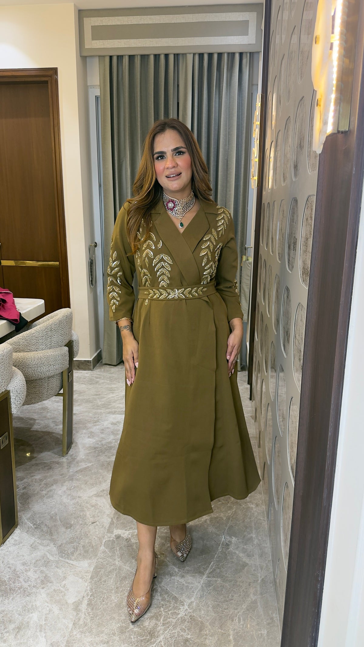 Beautiful lapel-collar midi dress with gold-toned leaf/floral embroidery pc3779