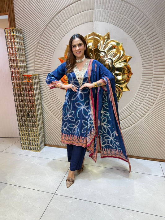Elegant Traditional Attire Showcase PC1878